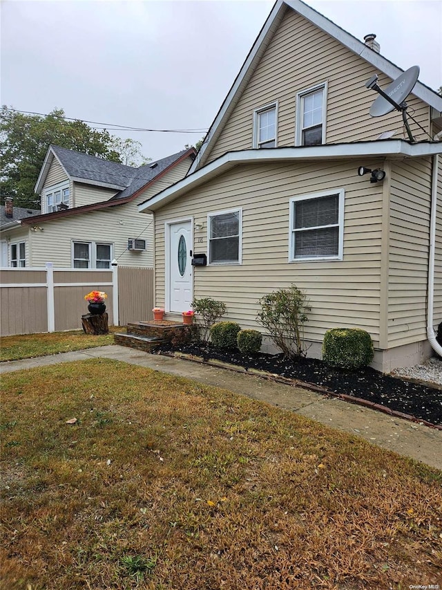 view of front of home featuring a front lawn