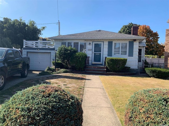 view of front of property featuring a front yard