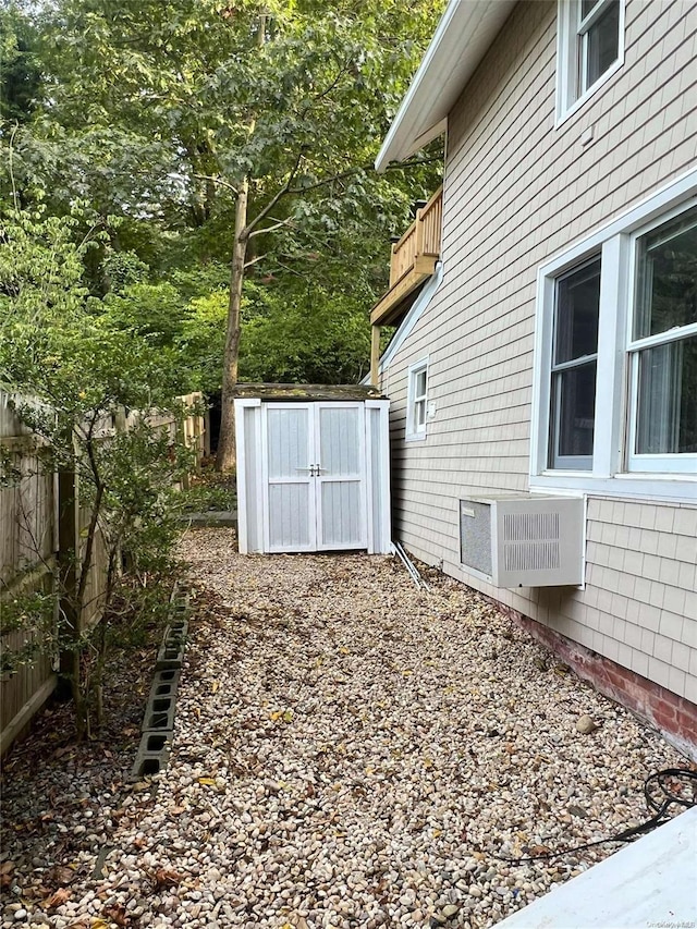 view of yard with a shed