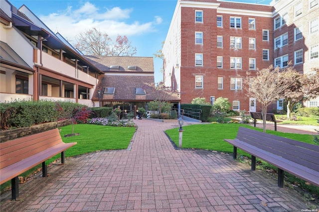 view of property's community featuring a lawn