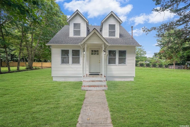 view of front of property featuring a front lawn