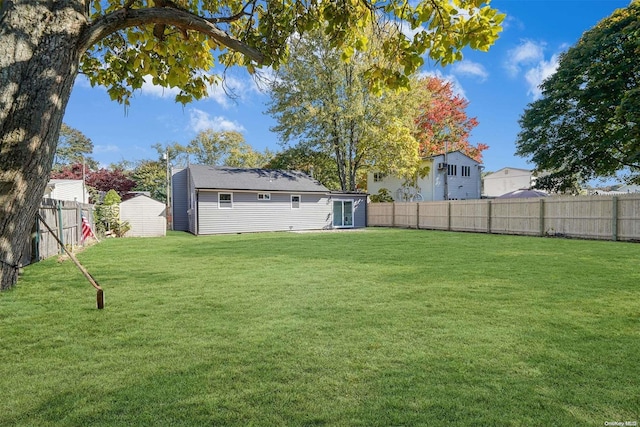 view of yard featuring a storage shed