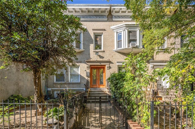 view of italianate home