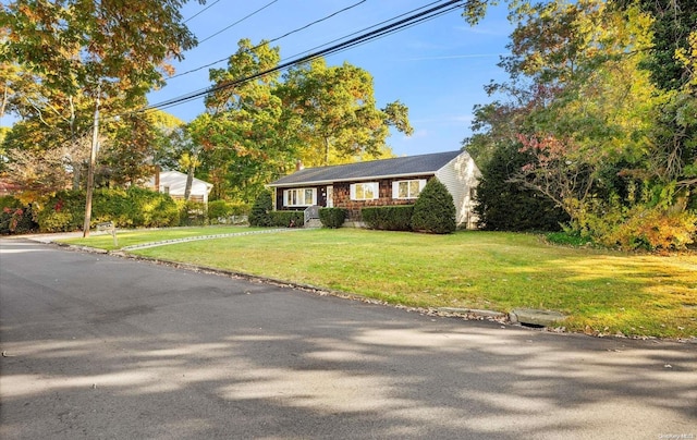 view of front of property featuring a front lawn