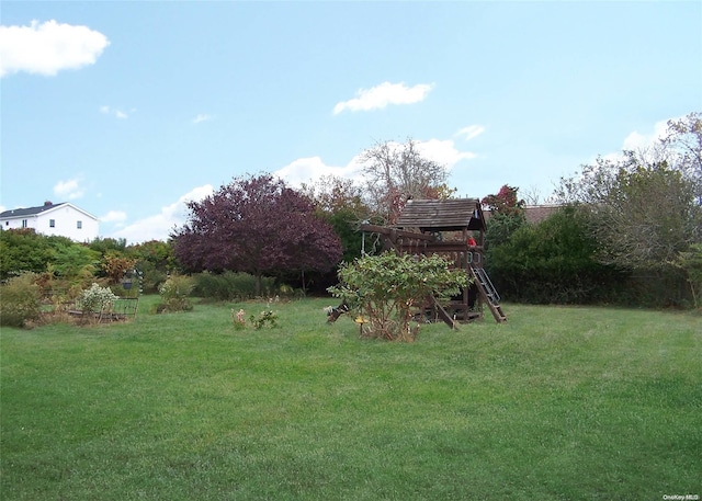 4 Quail Rd, Mastic Beach, NY 11951 - view of green lawn