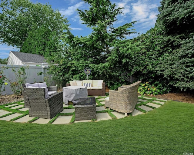 view of yard featuring an outdoor hangout area