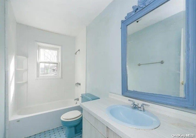 full bathroom with tiled shower / bath combo, toilet, and vanity