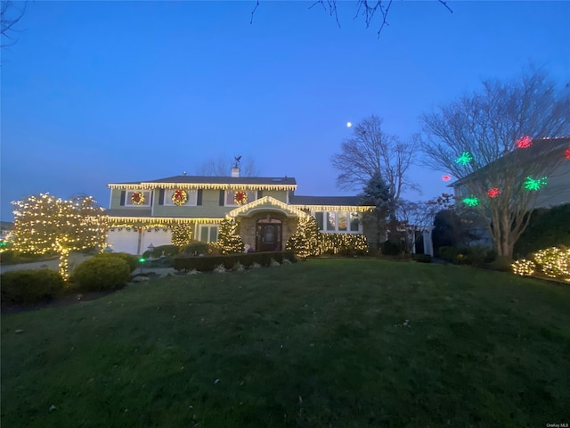 view of front of property featuring a lawn