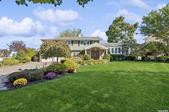 view of front facade featuring a front yard