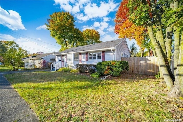 view of front of home featuring a front lawn