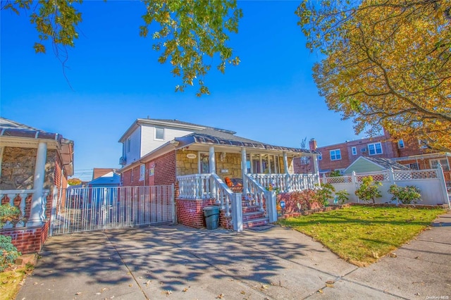 view of front facade with a front lawn and covered porch