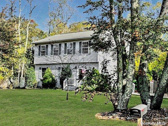 view of front of home featuring a front yard