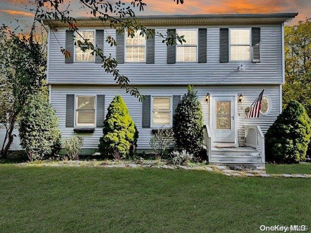 view of front of house featuring a lawn