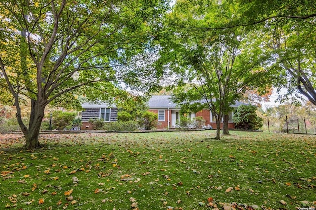 view of front of house featuring a front yard