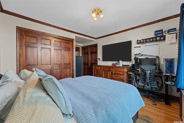 bedroom featuring light hardwood / wood-style floors and crown molding