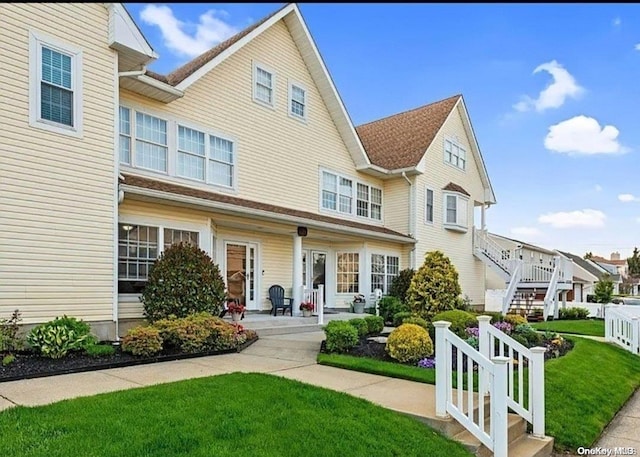 view of front of house with a front lawn