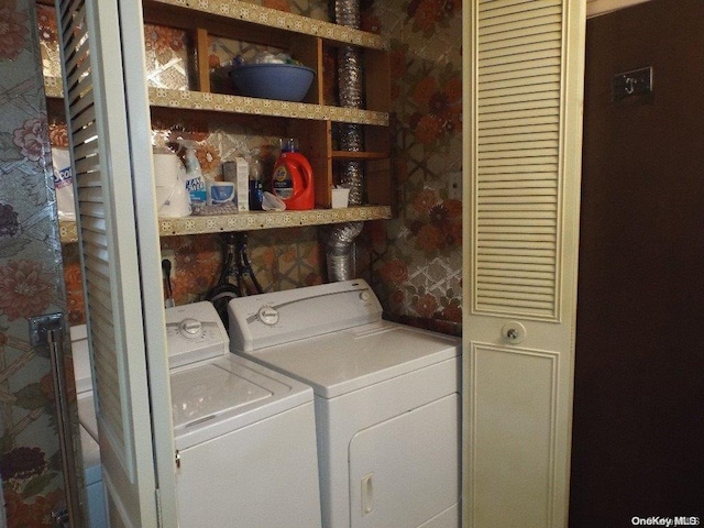 washroom featuring washing machine and clothes dryer