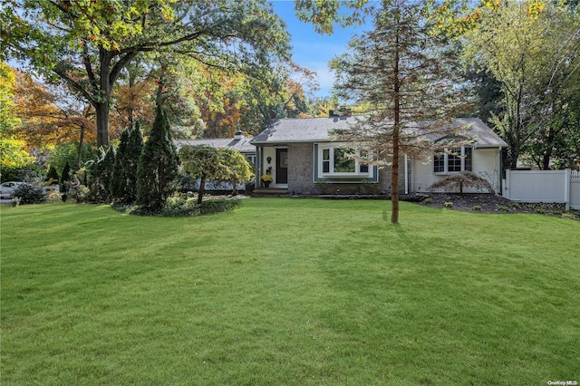 single story home featuring a front yard