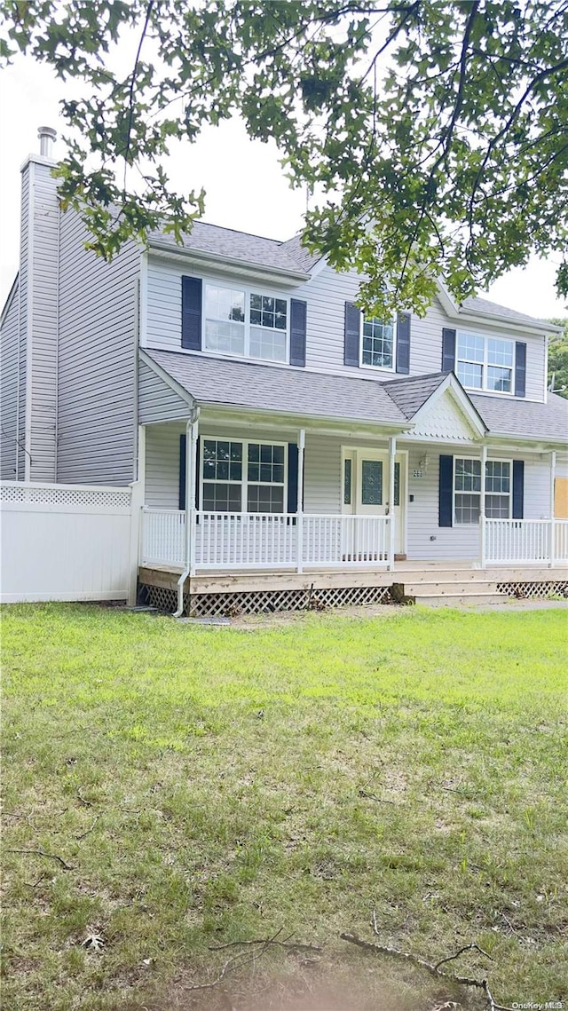 view of front of property featuring a front yard