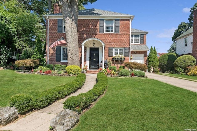 view of front facade featuring a front lawn