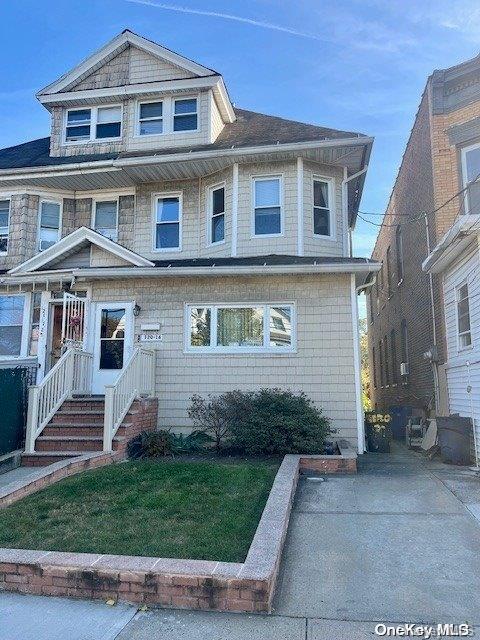 front of property featuring a front lawn