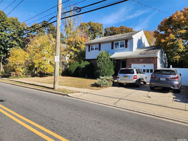 view of front property featuring a garage