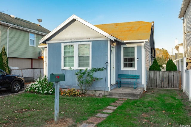 bungalow featuring a front yard