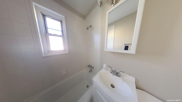 bathroom with tiled shower / bath