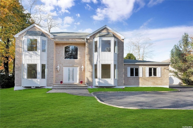 view of front of house featuring a front yard