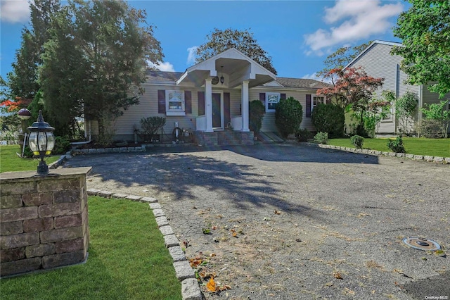 view of front facade featuring a front yard