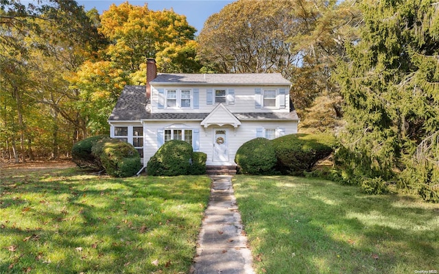 view of front facade with a front lawn