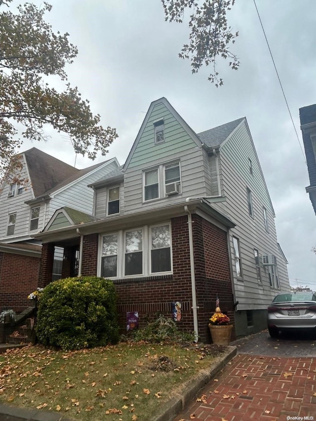 view of front of house featuring a front yard