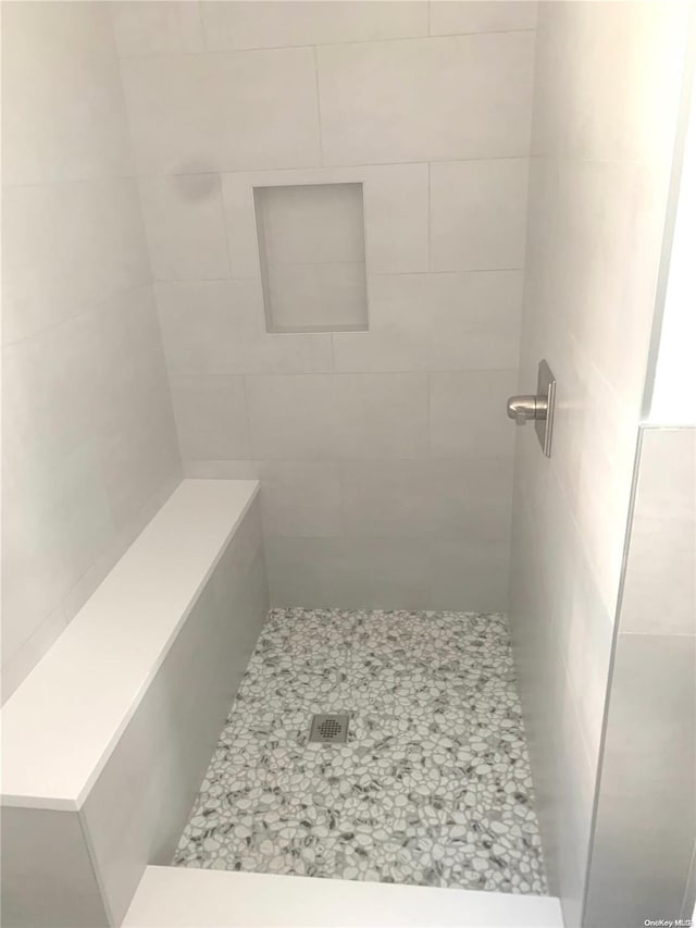 bathroom featuring tiled shower