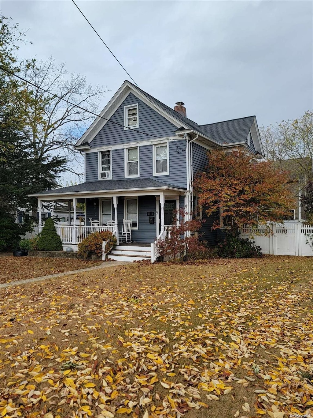 view of front of house featuring a porch