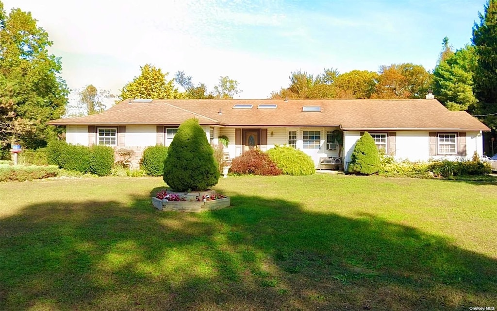 ranch-style home featuring a front lawn