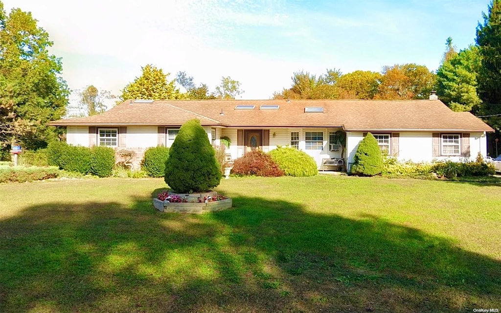 25 Northgate Dr, Syosset, NY 11791 - ranch-style house featuring a front yard