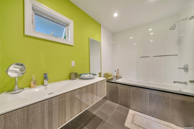 bathroom featuring sink and tiled shower / bath