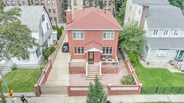 view of front of home featuring a front yard