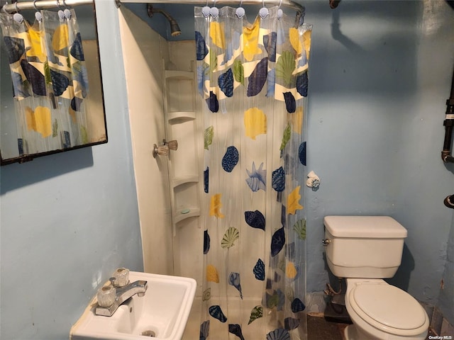 bathroom with a shower with curtain, sink, and toilet