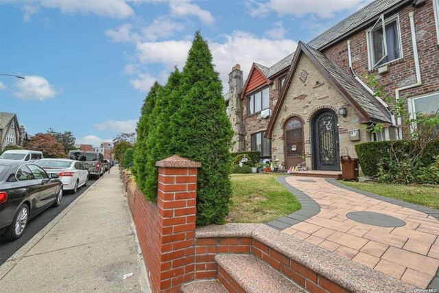 view of front of home featuring a front lawn