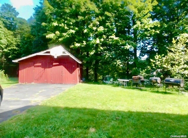 view of yard with an outbuilding