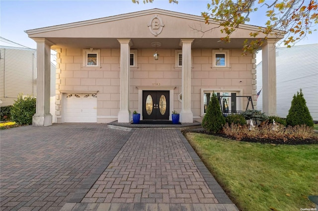 view of front facade featuring a garage