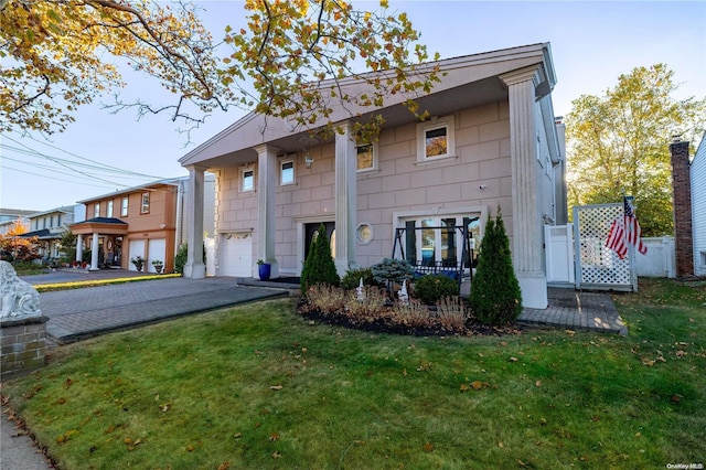 view of front facade with a garage and a front yard