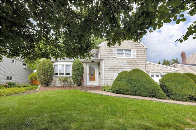 view of front of property featuring a front lawn