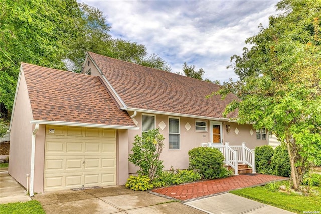 view of front facade featuring a garage