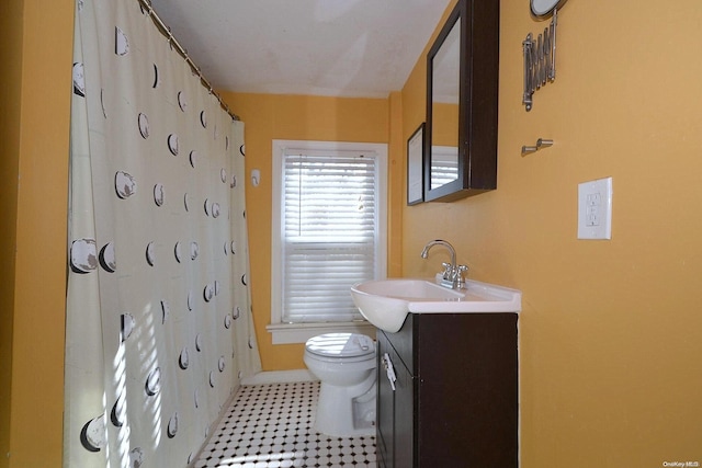 bathroom featuring a shower with curtain, vanity, and toilet