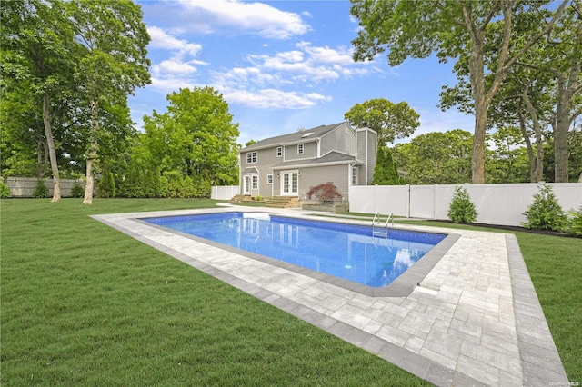 view of swimming pool with a yard