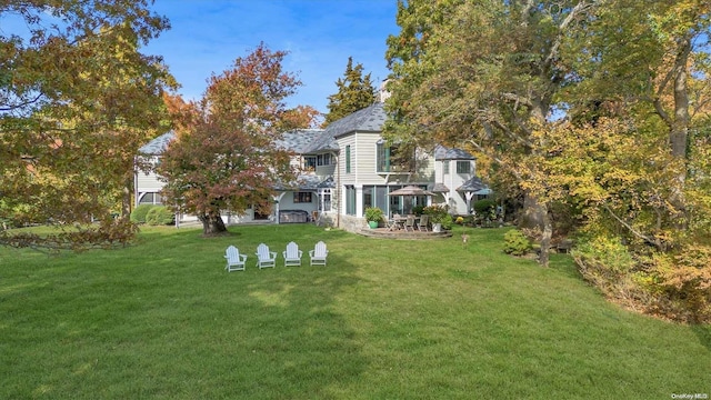 view of yard featuring a patio area