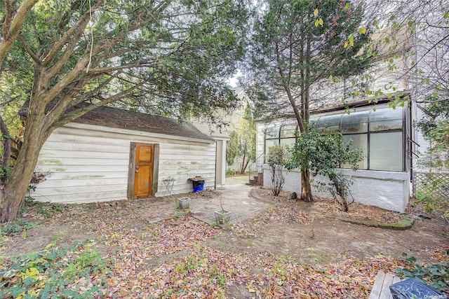 view of yard with an outdoor structure