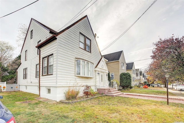 view of front of home featuring a front yard